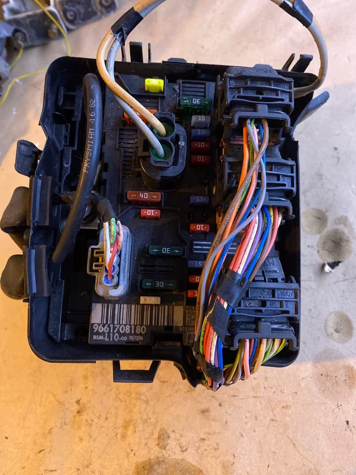 Peugeot 207 2003 1.4l Sicherrungsbox 9661708180