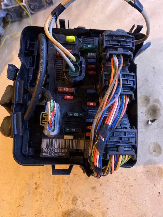 Peugeot 207 2003 1.4l Sicherrungsbox 9661708180