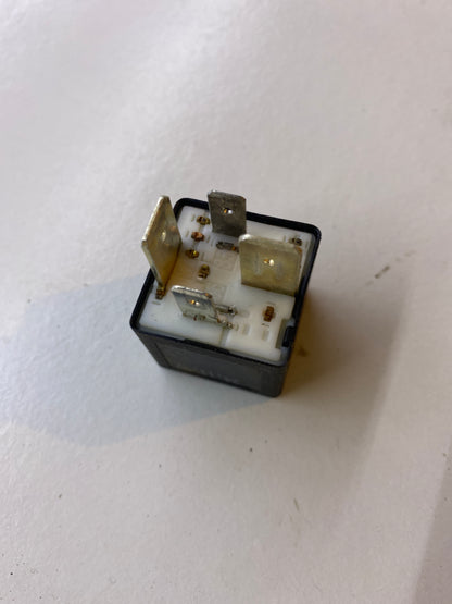 Relai Nr. 213 / 443951253J