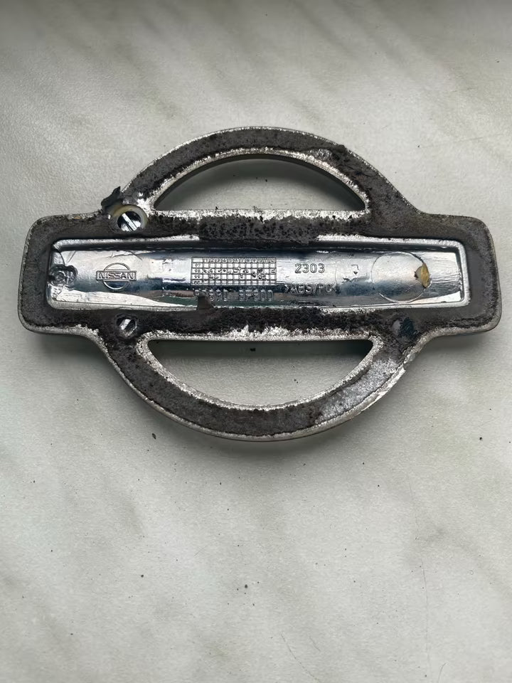 Original Nissan Primera WP11 Emblem Heckklappe 90890-8F800
