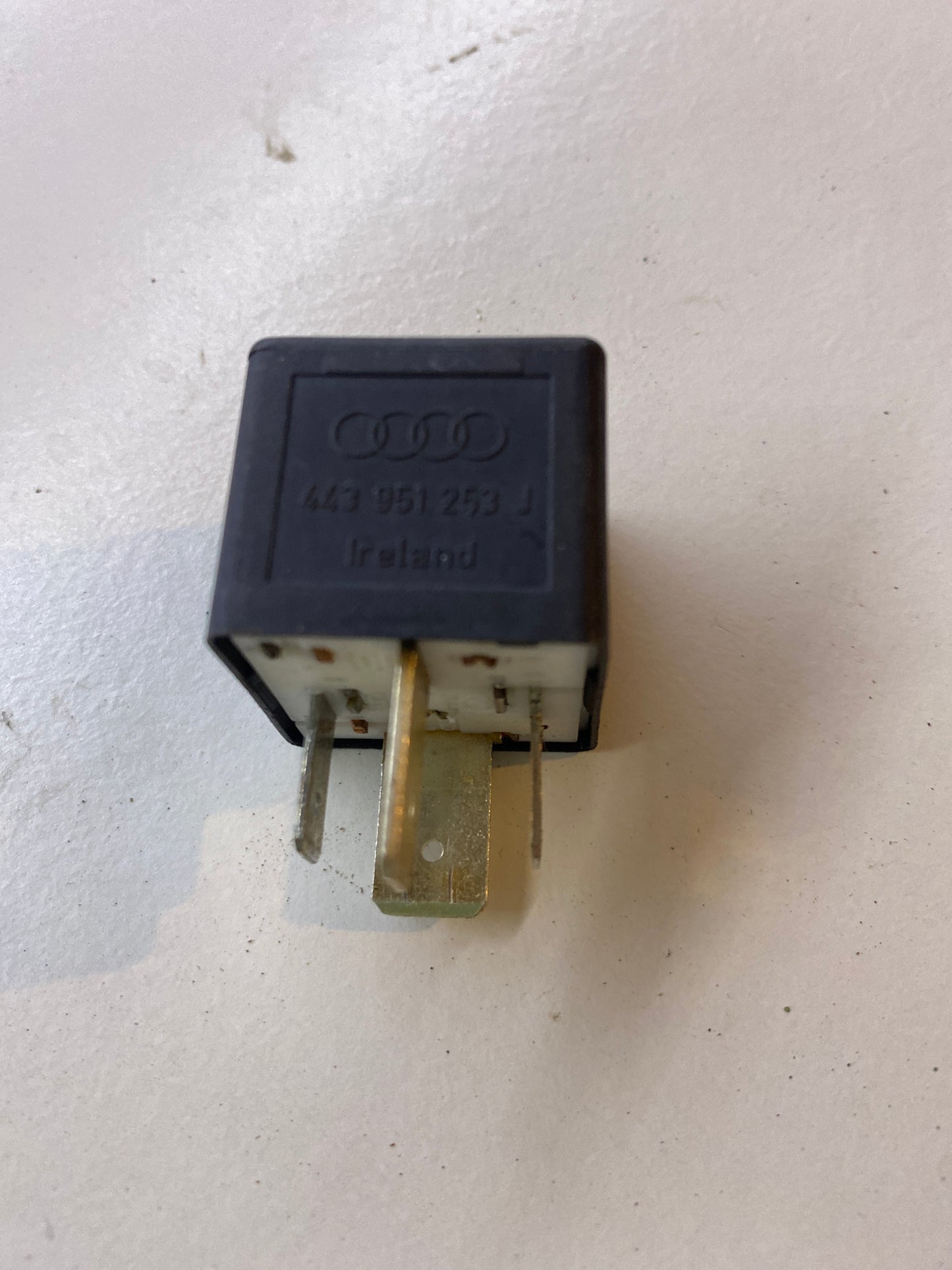 Relai Nr. 213 / 443951253J