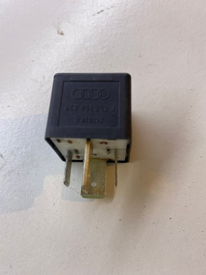 Relai Nr. 213 / 443951253J