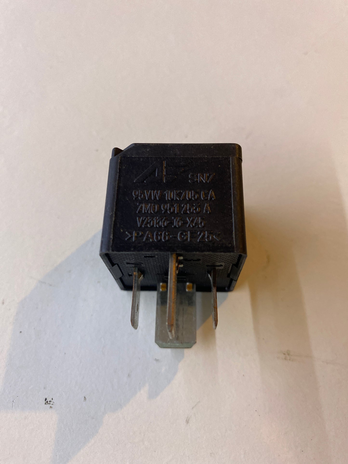 Relai 100 7M0951255A