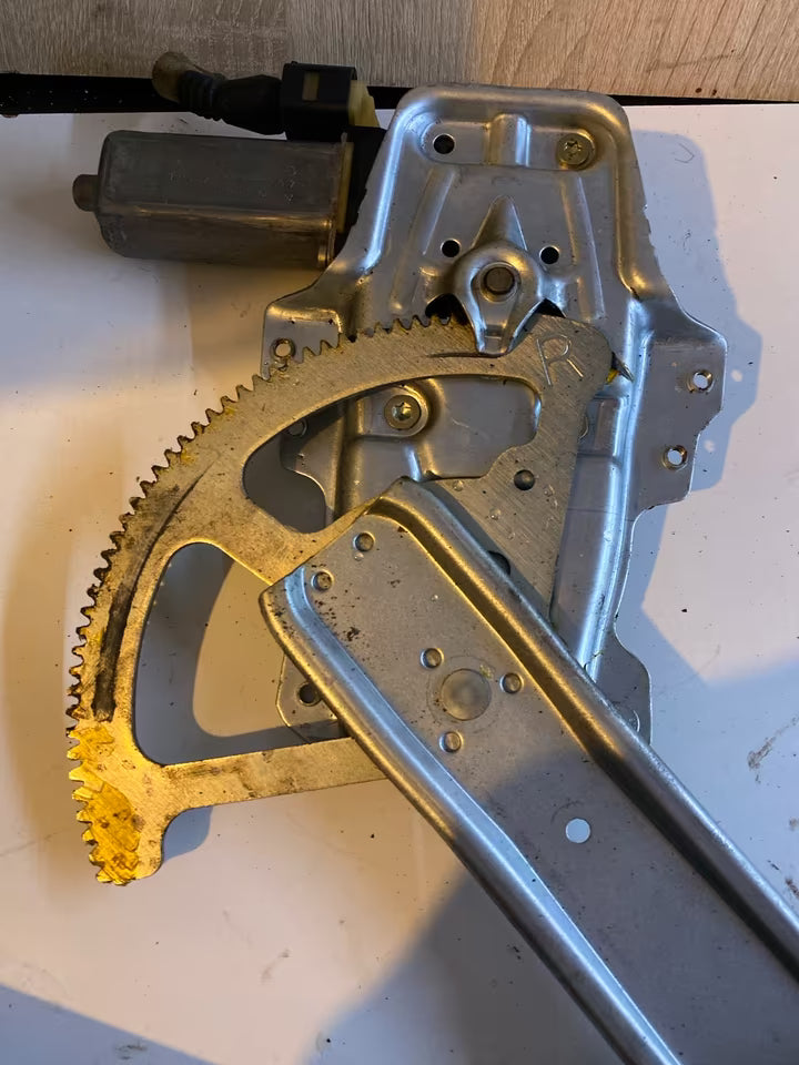 Toyota Yaris P1 Fensterheber Rechts Vorne 0130822017 P2169732