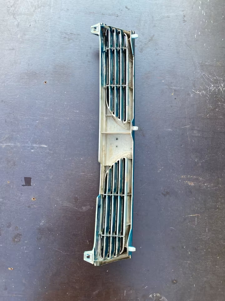 Nissan Sunny N14 (3-Türer, 1.4 LX) Frontgrill