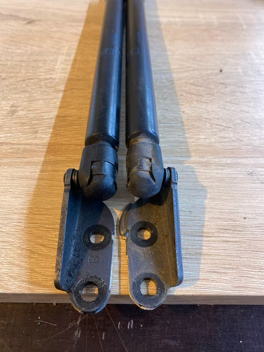 Nissan Primera P12 Hecklappendämpferset 90452AV700 5136QD