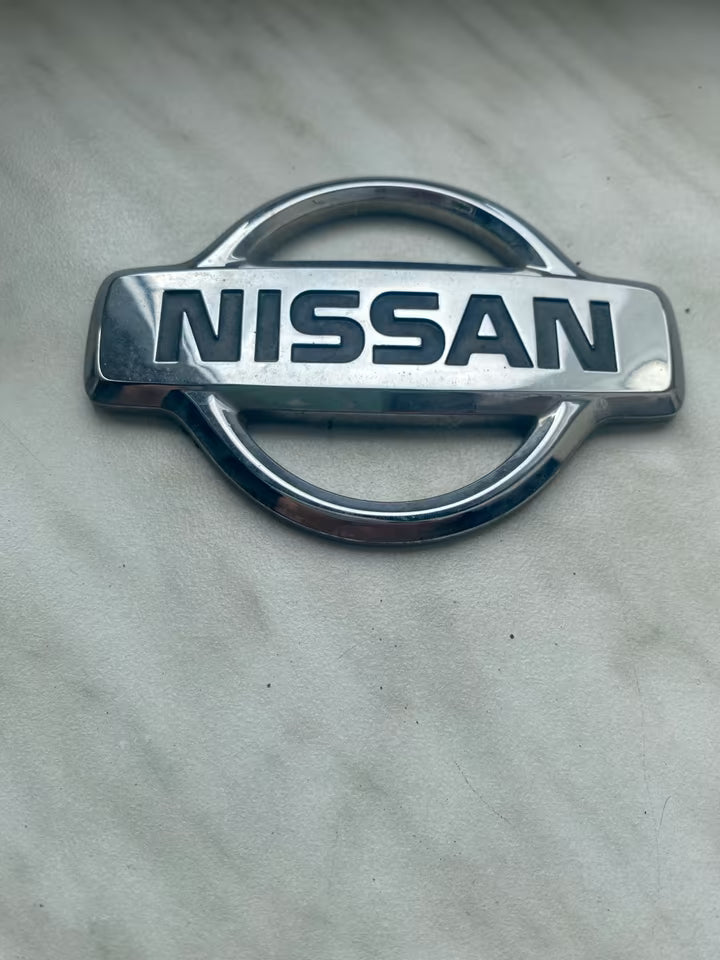 Original Nissan Primera WP11 Emblem Heckklappe 90890-8F800