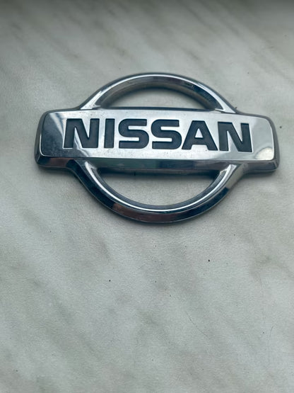 Original Nissan Primera WP11 Emblem Heckklappe 90890-8F800