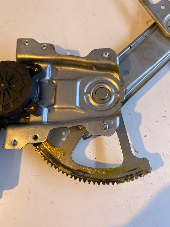 Toyota Yaris P1 Fensterheber Links vorne 0130822019