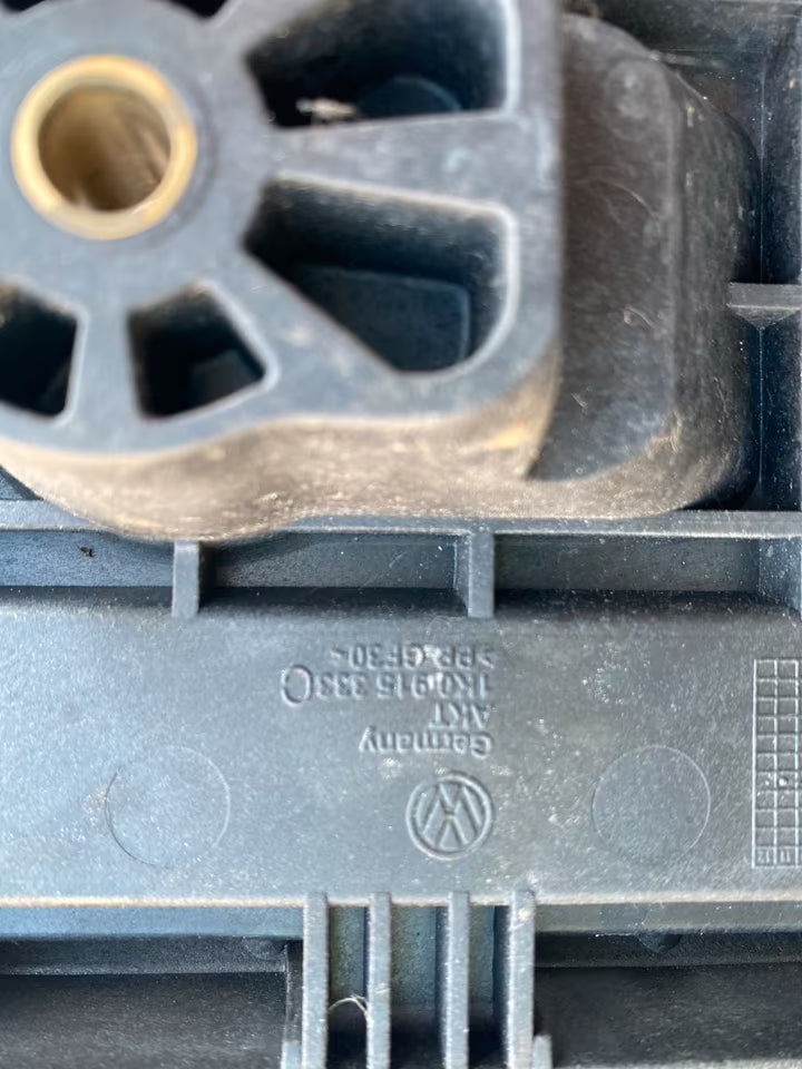 VW Golf 5 Batteriehalterung 1K0915333