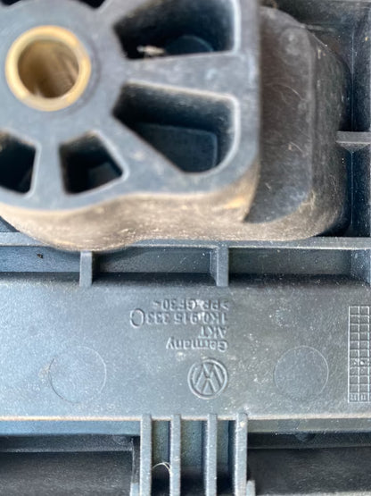 VW Golf 5 Batteriehalterung 1K0915333