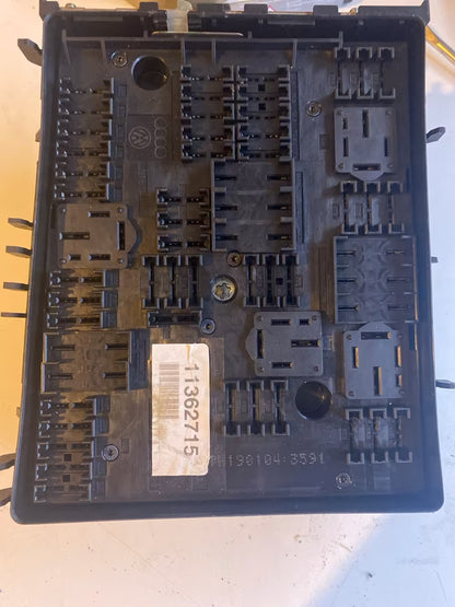 VW Touran Relaiskasten Sicherungskasten 1K0937124H 01394932