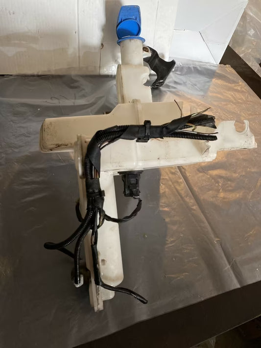 VW Passat 3C Wischwasserbehälter mit Pumpe komplett