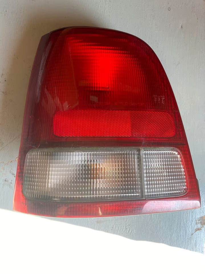 Honda Logo Rücklicht Links gebrochen 1998-2001