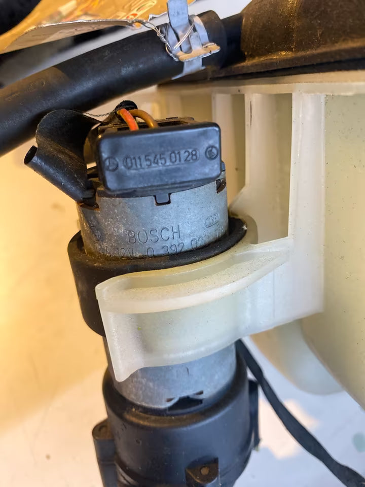 Mercedes W203 Ausgleichbehälter und Umwälzpumpe 2035000049