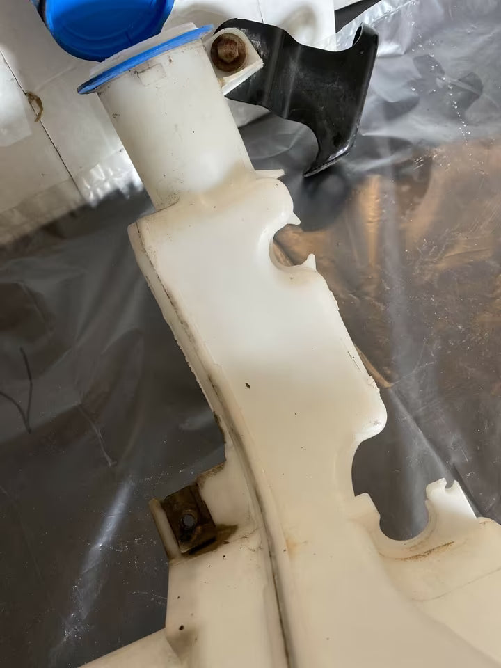 VW Passat 3C Wischwasserbehälter mit Pumpe komplett