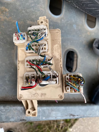 Toyota Starlet Relaikasten innen links unter dem Lenkrad