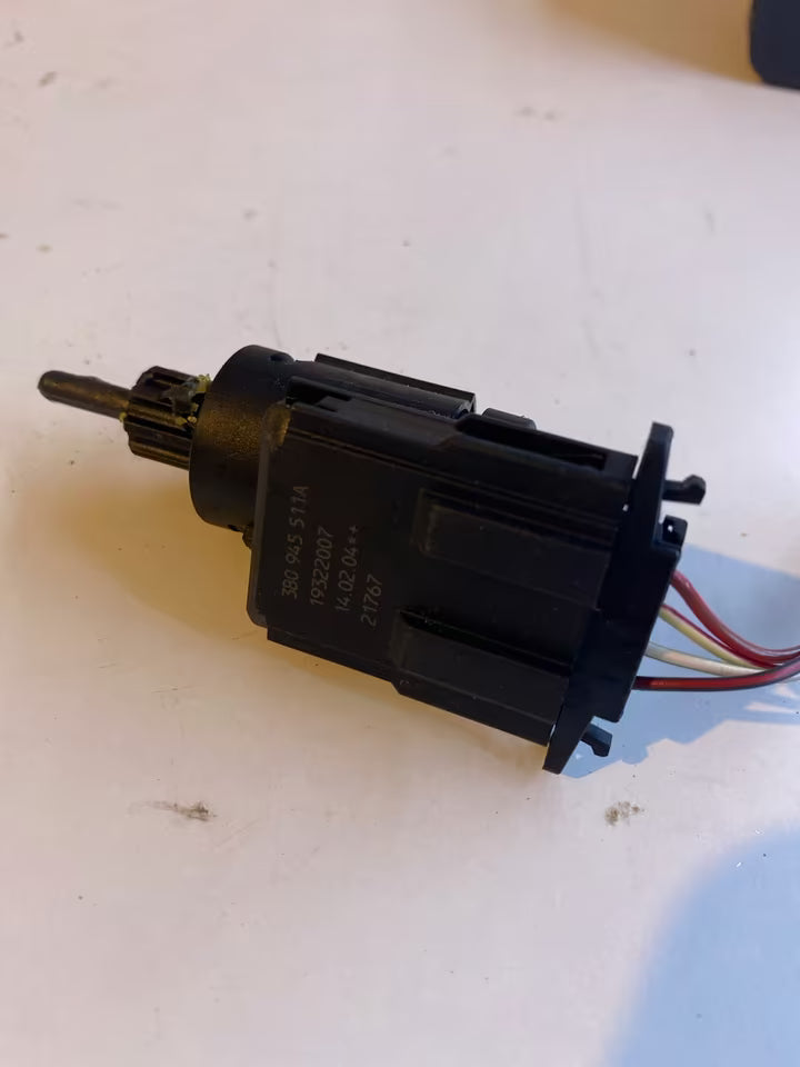 VW Golf 5 380945511A Bremslichtschalter