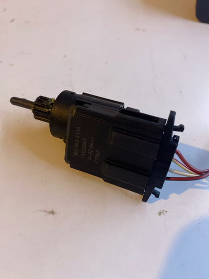 VW Golf 5 380945511A Bremslichtschalter