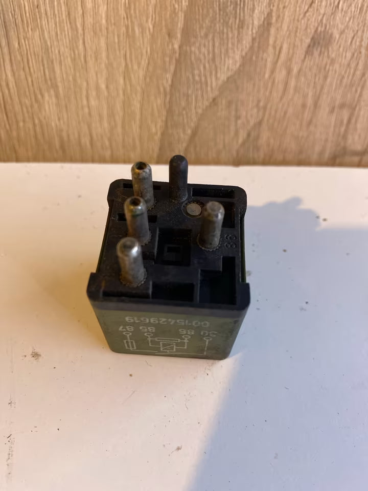 Mercedes Relai Hella 4RA007077-01 0015429619