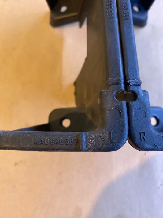 Audi 100 Haltewinkel Rücklichter 4A0945568/7 links und rechts