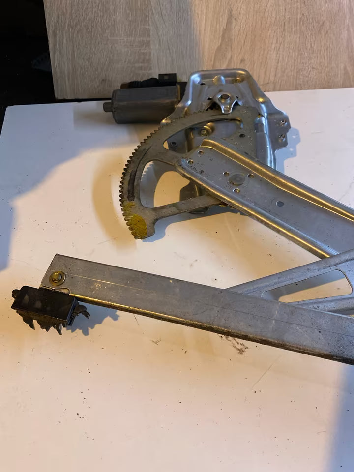 Toyota Yaris P1 Fensterheber Rechts Vorne 0130822017 P2169732