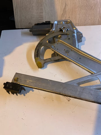 Toyota Yaris P1 Fensterheber Rechts Vorne 0130822017 P2169732