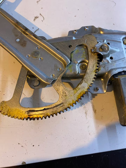 Toyota Yaris P1 Fensterheber Links vorne 0130822019