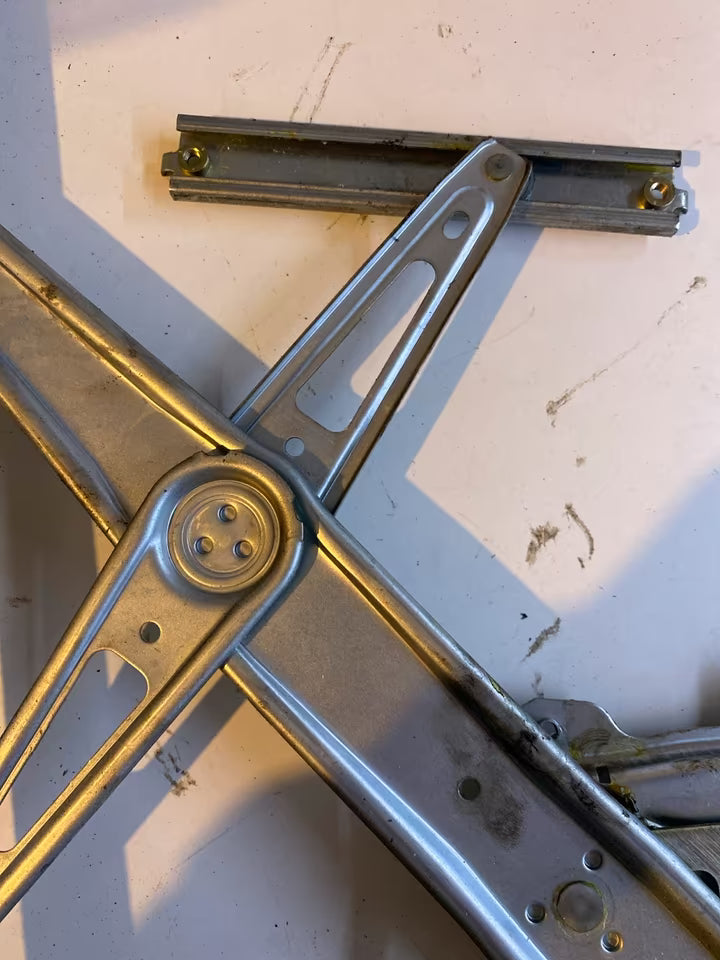 Toyota Yaris P1 Fensterheber Links vorne 0130822019