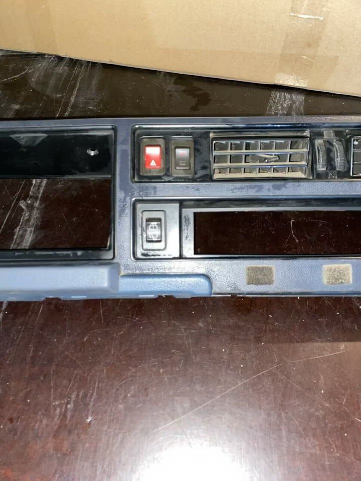 Nissan Vanette C22 Amaturenbrett, Blende, Cockpit