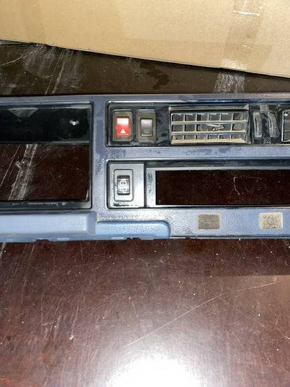 Nissan Vanette C22 Amaturenbrett, Blende, Cockpit