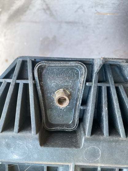 VW Golf 5 Batteriehalterung 1K0915333