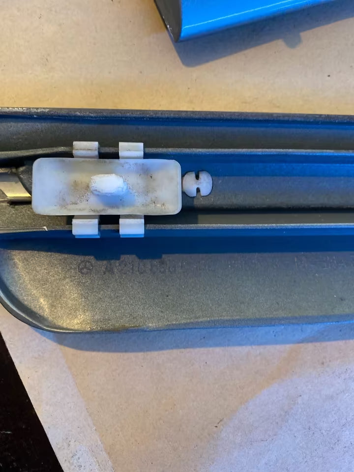 Mercedes W210 Zierleiste Tür links hinten A2106900582