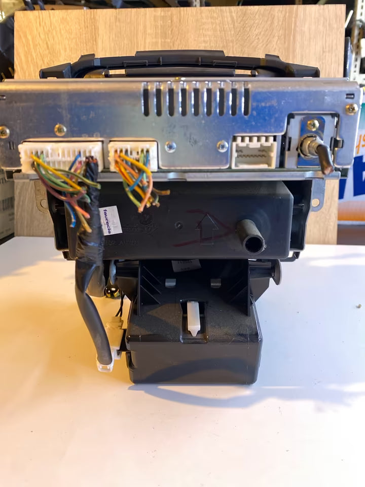 Nissan Primera P12 Mittelkonsole mit CD Player PN2598F