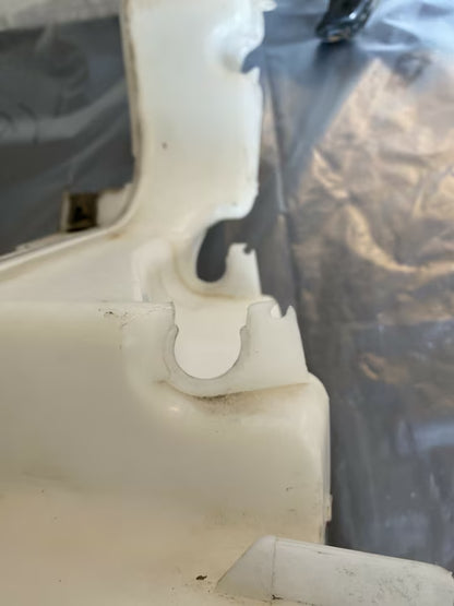 VW Passat 3C Wischwasserbehälter mit Pumpe komplett
