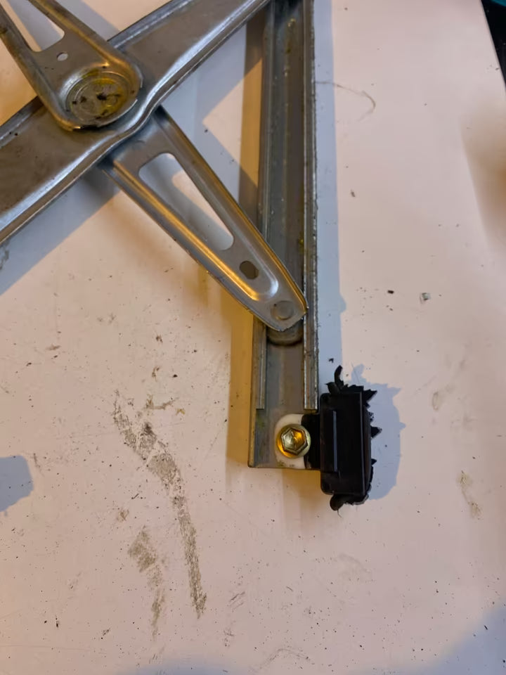 Toyota Yaris P1 Fensterheber Links vorne 0130822019