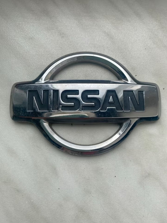 Original Nissan Primera WP11 Emblem Heckklappe 90890-8F800