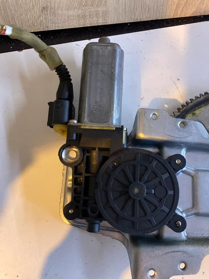 Toyota Yaris P1 Fensterheber Rechts Vorne 0130822017 P2169732