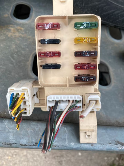 Toyota Starlet Relaikasten innen links unter dem Lenkrad