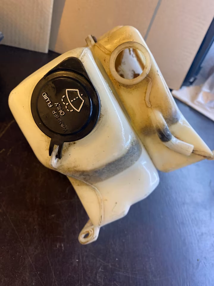 Toyota Starlet P8 Wischwasserbehälter
