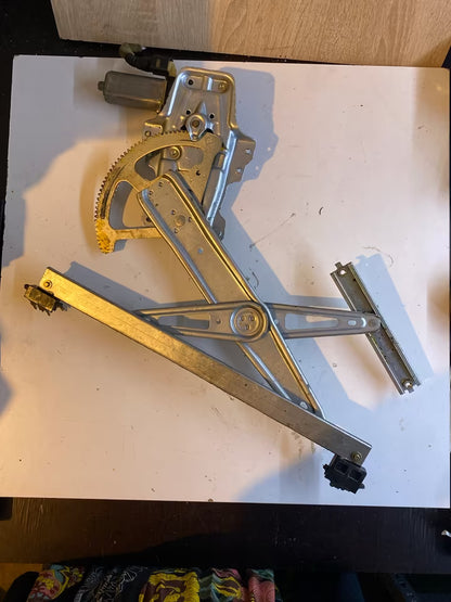 Toyota Yaris P1 Fensterheber Rechts Vorne 0130822017 P2169732