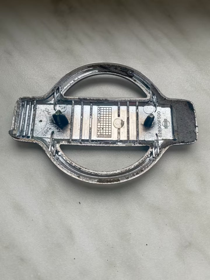 Nissan Primera P11 Emblen 628909F500