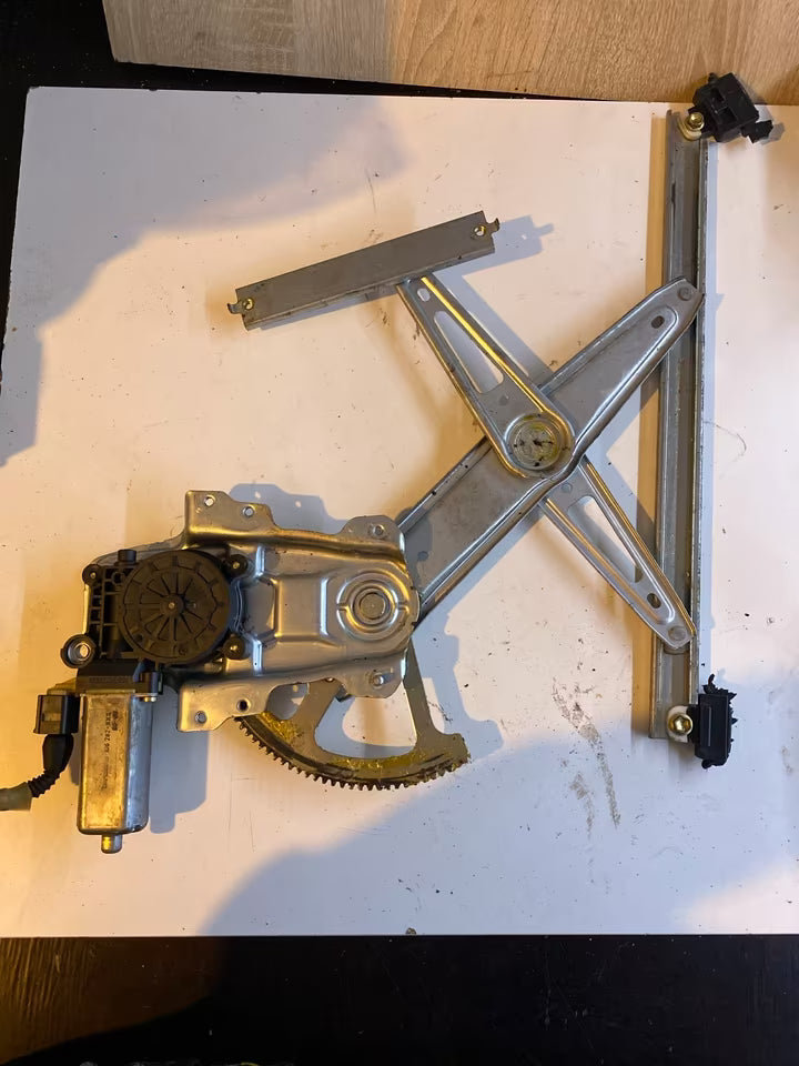 Toyota Yaris P1 Fensterheber Links vorne 0130822019