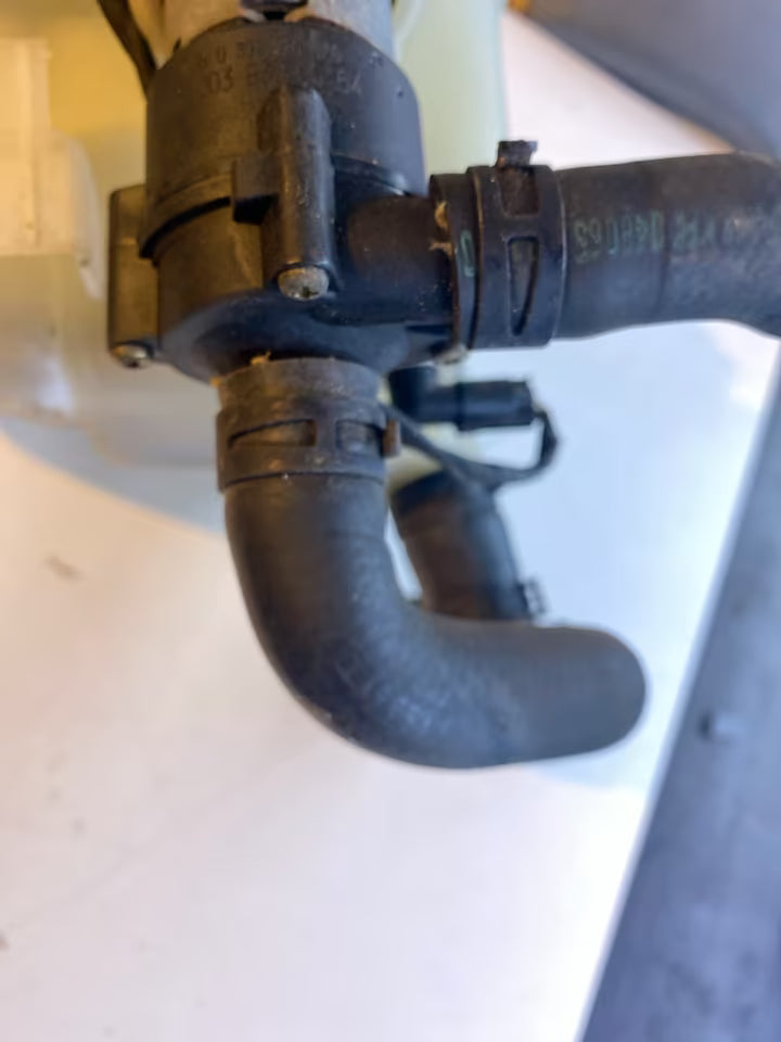 Mercedes W203 Ausgleichbehälter und Umwälzpumpe 2035000049