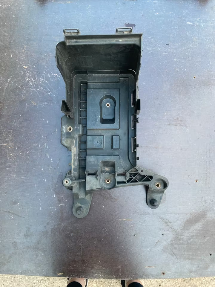 VW Golf 5 Batteriehalterung 1K0915333