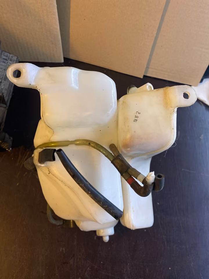 Toyota Starlet P8 Wischwasserbehälter
